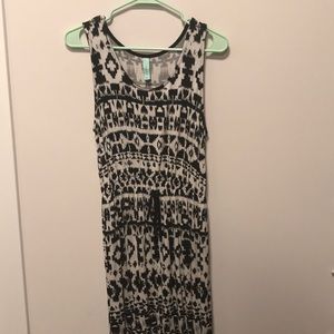 GILLI Sleeveless Maxi Dress - Medium